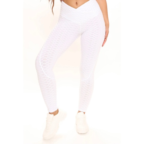 FASHION NOVA Honeycomb V Front Scrunch But Legging. - Picture 3 of 5